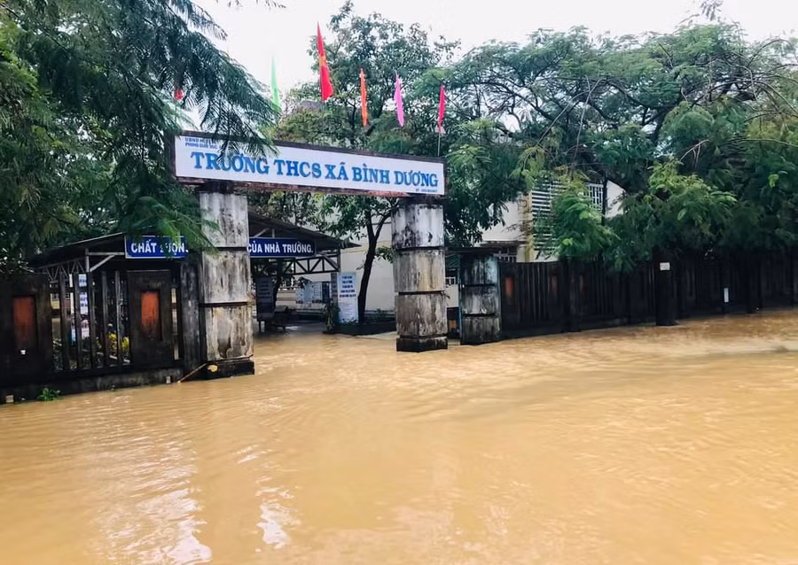 Mực nước sông Trà Bồng đoạn chảy qua huyện Bình Sơn dâng cao cũng đã gây ngập cho một số trường học ven sông.