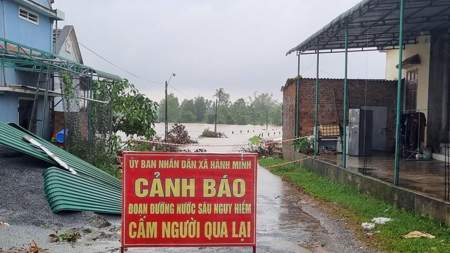 Theo Ban Chỉ huy PCTT&TKCN huyện Nghĩa Hành, UBND huyện đã chỉ đạo các địa phương không để những hộ dân đã di dời trở về nhà khi chưa đảm bảo an toàn. Hiện một số tuyến đường trên địa bàn bị chia cắt, ngập lụt, có nơi ngâp sâu hơn 1m, địa phương đã cử người canh gác, không cho người và phương tiện qua lại. Theo Ban Chỉ huy PCTT&TKCN huyện Nghĩa Hành, UBND huyện đã chỉ đạo các địa phương không để những hộ dân đã di dời trở về nhà khi chưa đảm bảo an toàn. Hiện một số tuyến đường trên địa bàn bị chia cắt, ngập lụt, có nơi ngâp sâu hơn 1m, địa phương đã cử người canh gác, không cho người và phương tiện qua lại.