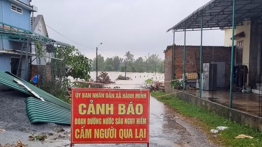 Theo Ban Chỉ huy PCTT&amp;TKCN huyện Nghĩa Hành, UBND huyện đã chỉ đạo các địa phương không để những hộ dân đã di dời trở về nhà khi chưa đảm bảo an toàn. Hiện một số tuyến đường trên địa bàn bị chia cắt, ngập lụt, có nơi ngâp sâu hơn 1m, địa phương đã cử người canh gác, không cho người và phương tiện qua lại.