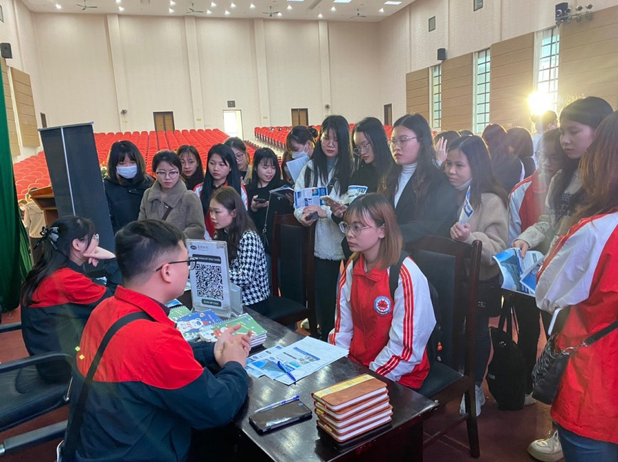 Nhà tuyển dụng phỏng vấn trực tiếp sinh viên tại chương trình.