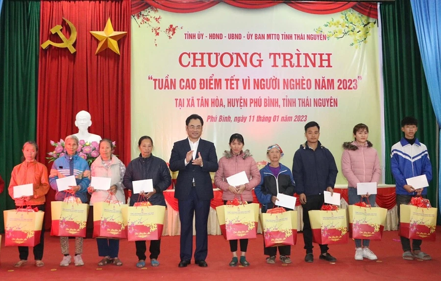 Chủ tịch UBND tỉnh Thái Nguyên Trịnh Việt Hùng đến thăm, tặng quà hộ nghèo, gia đình chính sách, học sinh có hoàn cảnh khó khăn nhân dịp Tết Nguyên đán Quý Mão.