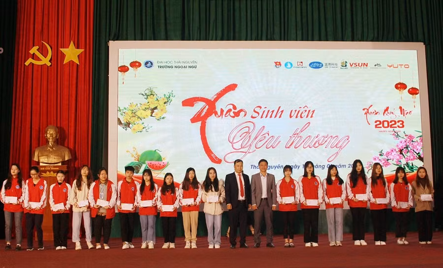 Nhiều hoạt động ý nghĩa giúp sinh viên vui đón tết.