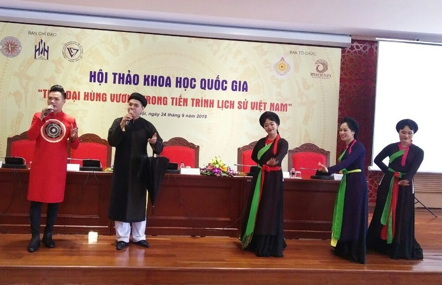 Tiết mục hát quan họ trước giờ diễn ra hội thảo. Ảnh: Bình Thanh.