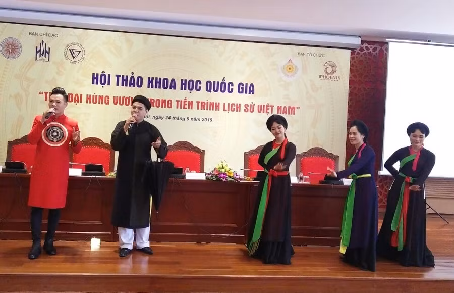 Tiết mục hát quan họ trước giờ diễn ra hội thảo. Ảnh: Bình Thanh.