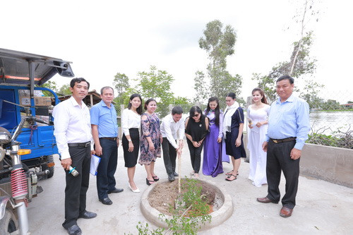 Trồng cây lưu niệm trong sân trường mới.