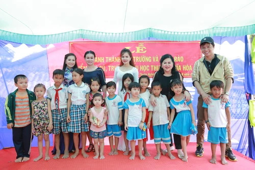 Cô và trò trong buổi lễ khánh thành sân trường