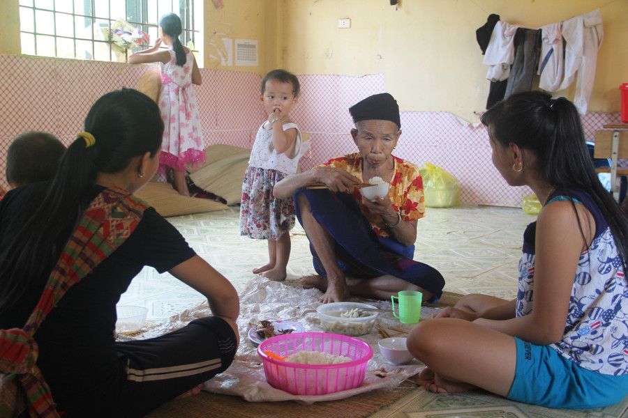 Bữa cơm trưa của bà Lương Thị Tưởng (67 tuổi), bản Poọng cùng các con, cháu tại nơi sơ tán.