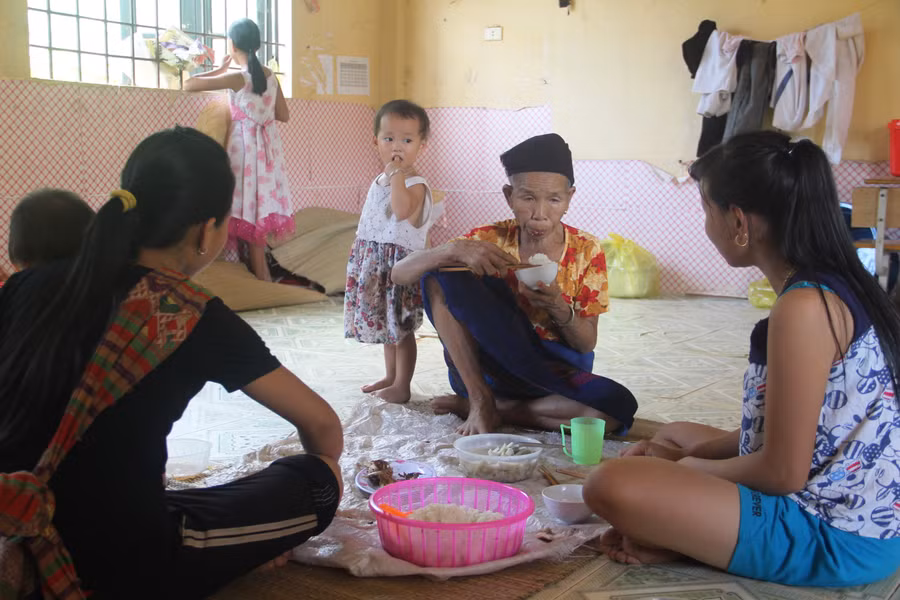 Bữa cơm trưa của bà Lương Thị Tưởng (67 tuổi), bản Poọng cùng các con, cháu tại nơi sơ tán.