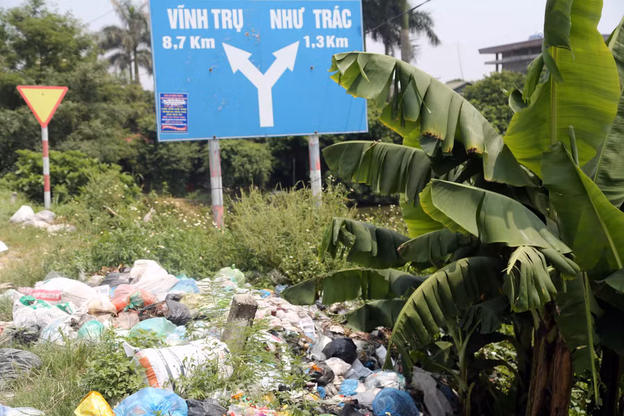 Rác ngập cống Đỏ được vớt lên bờ chưa đưa đi xử lý