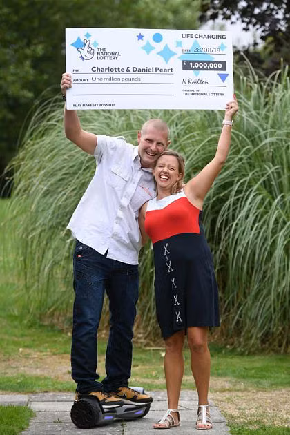 Đùa với chồng trúng số, ba tuần sau người vợ trúng độc đắc thật - Hình 1