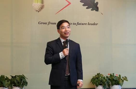 Ông Trần Hồng Kiên – Phó tổng giám đốc Bộ phận dịch vụ Kiểm toán, PwC Việt Nam chia sẻ với sinh viên về cơ hội nghề nghiệp ngành tài chính kiểm toán