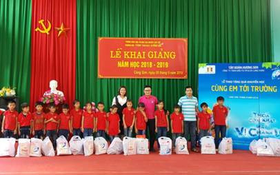 Chương trình đã trao các phần quà và học bổng tới tận tay các em nhỏ Chương trình đã trao các phần quà và học bổng tới tận tay các em nhỏ