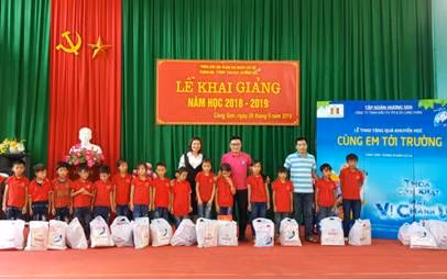 Chương trình đã trao các phần quà và học bổng tới tận tay các em nhỏ