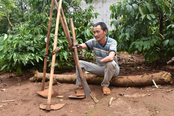 Chồng cụt 2 tay, 1 chân, mù 1 mắt chăm vợ liệt cả người 0