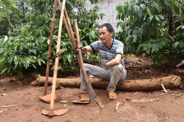 Chồng cụt 2 tay, 1 chân, mù 1 mắt chăm vợ liệt cả người 0