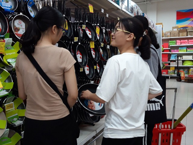 Các tân SV cùng nhau tới siêu thị để sắm sửa Các tân SV cùng nhau tới siêu thị để sắm sửa