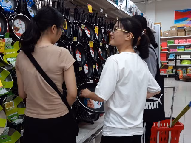 Các tân SV cùng nhau tới siêu thị để sắm sửa