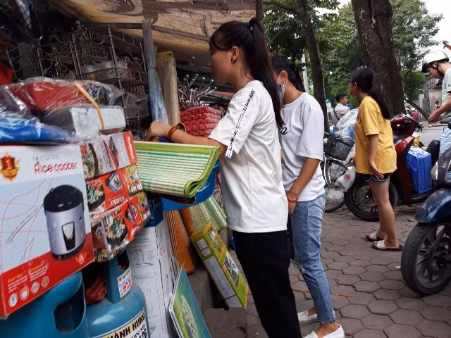 Các cửa hàng đồ gia dụng luôn tấp nập tân SV