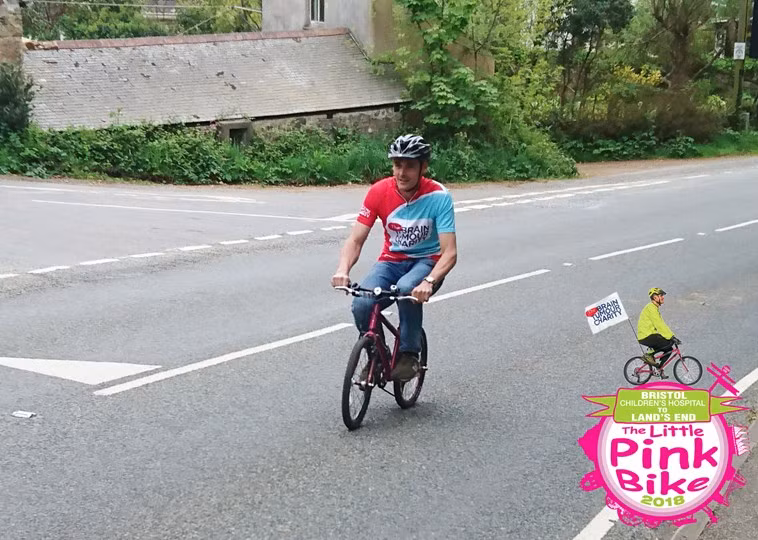 Gia đình - Câu chuyện đằng sau người đàn ông đi gần 340km bằng xe đạp trẻ em