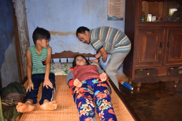 Chồng cụt 2 tay, 1 chân, mù 1 mắt chăm vợ liệt cả người 1