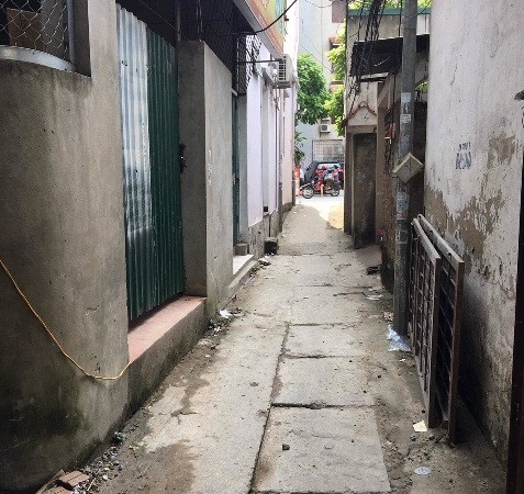Lối đi nhỏ hẹp vào khu nhà trọ SV trên đường Trương Công Giai (Cầu Giấy, Hà Nội)