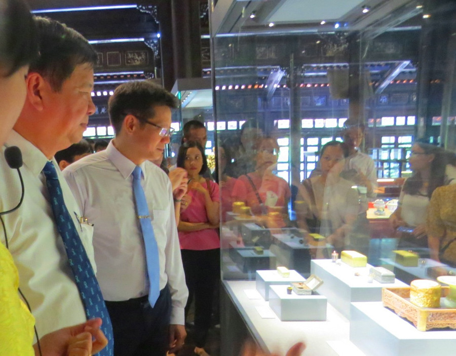 Triển lãm thu hút đông đảo công chúng đến xem