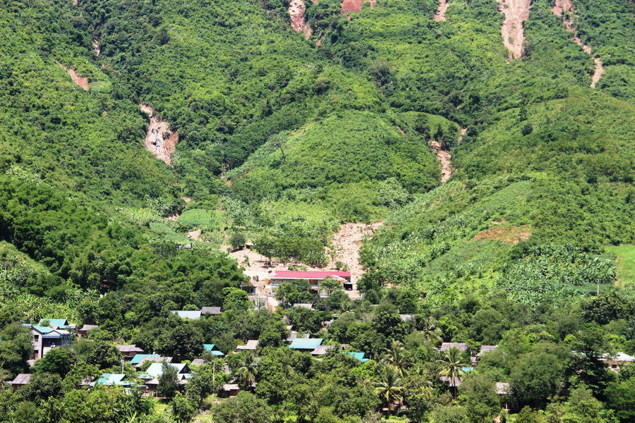 Những dấu vết của các dòng lũ từ trên đỉnh núi Lát đổ về phía sau trường PTDTBT-THCS Tam Chung (lợp mái đỏ).