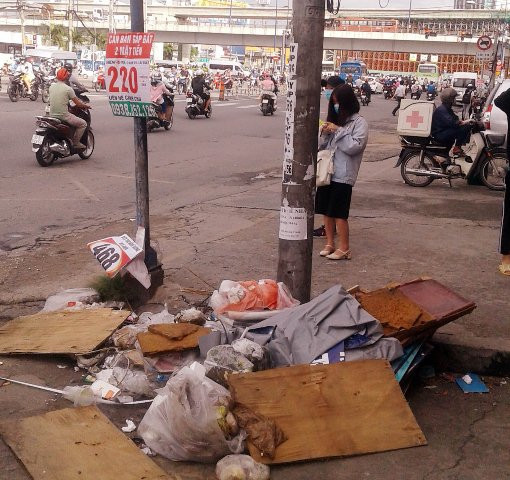Khách đứng đợi xe buýt phải tránh ra chỗ khác vì điểm dừng đỗ chất đầy rác Khách đứng đợi xe buýt phải tránh ra chỗ khác vì điểm dừng đỗ chất đầy rác