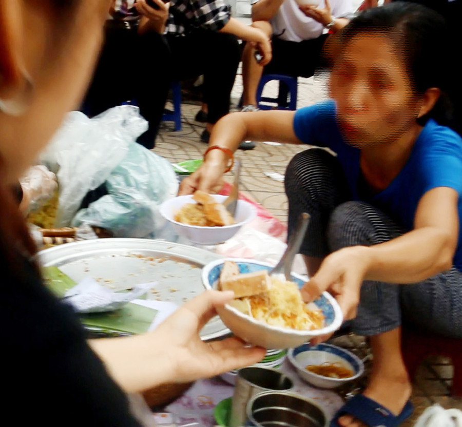 Quán xôi đắt khách được bốc bằng tay không găng Quán xôi đắt khách được bốc bằng tay không găng