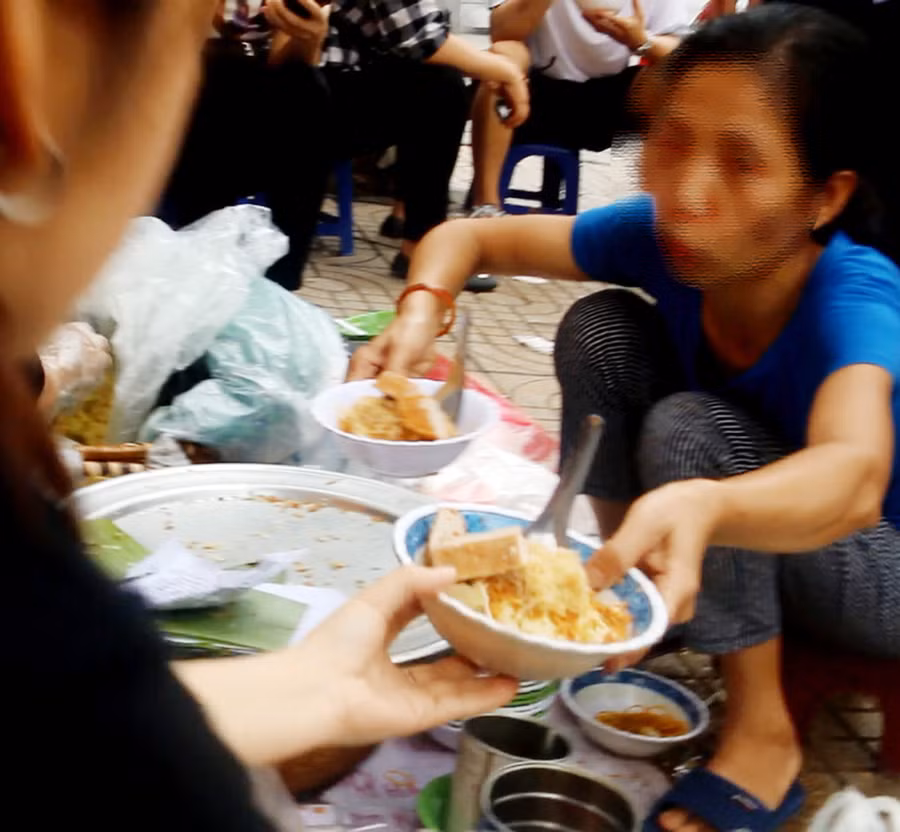 Quán xôi đắt khách được bốc bằng tay không găng