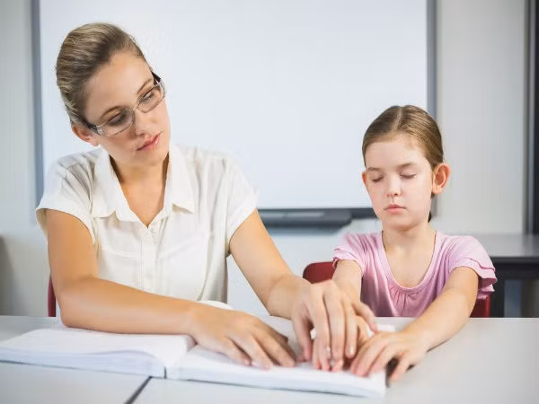 Những nguyên nhân thường gặp gây mù ở trẻ em và người lớn