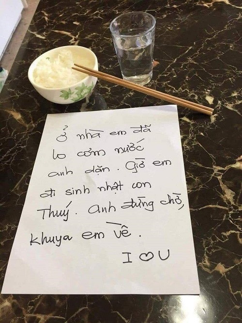 Chồng khóc ròng trước cơm nước vợ lo. Chồng khóc ròng trước cơm nước vợ lo.