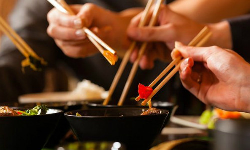 Đũa gỗ được sử dụng rộng rãi nhưng ẩn chứa nhiều nguy cơ sức khỏe. Đũa gỗ được sử dụng rộng rãi nhưng ẩn chứa nhiều nguy cơ sức khỏe. Ảnh:AGCR.