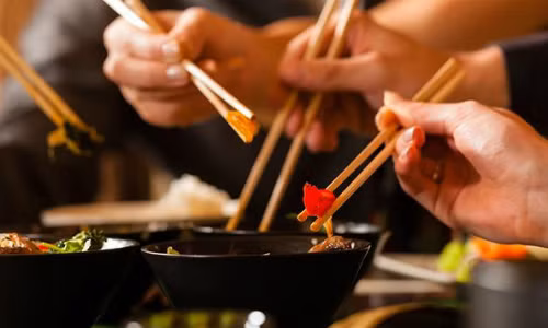 Đũa gỗ được sử dụng rộng rãi nhưng ẩn chứa nhiều nguy cơ sức khỏe. Đũa gỗ được sử dụng rộng rãi nhưng ẩn chứa nhiều nguy cơ sức khỏe. Ảnh:AGCR.