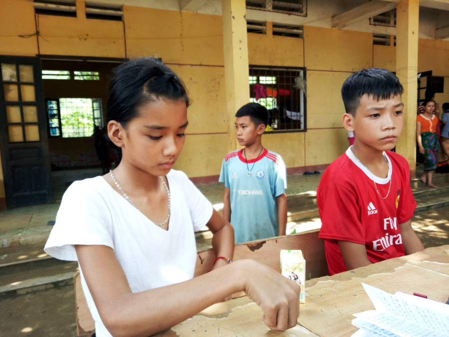 Cháu bé Vi Thị Huần – học sinh lớp 6A trường PTDTBT-THCS Tam Chung bị lũ cuốn hết đồ đạc và sách vở. Cháu bé Vi Thị Huần – học sinh lớp 6A trường PTDTBT-THCS Tam Chung bị lũ cuốn hết đồ đạc và sách vở.