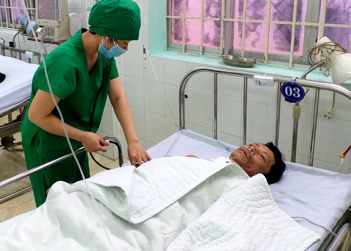 Ông Chiêm sau ca phẫu thuật rút cây sắt khỏi cổ. Sức khỏe ông Chiêm đang dần ổn định và có thể trò chuyện bình thường. Ảnh: Hòa Long