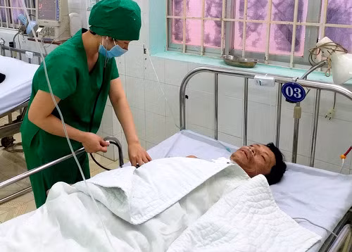 Sức khỏe ông Chiêm đang dần ổn định và có thể trò chuyện bình thường. Ảnh: Hòa Long