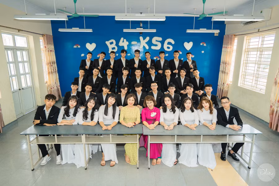 Cô Thuỷ (áo hồng) cùng học sinh Trường THPT Đông Triều.