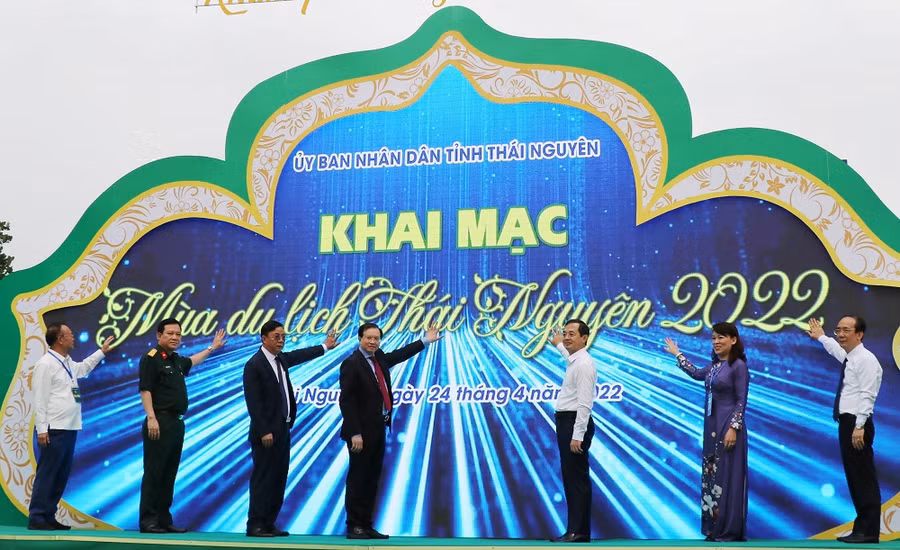 Các đại biểu nhấn nút khai mạc Mùa du lịch Thái Nguyên 2022