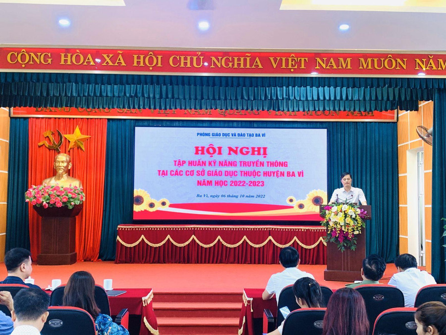 Ông Phùng Ngọc Oanh - Trưởng Phòng GD&ĐT huyện Ba Vì nhấn mạnh vai trò của công tác truyền thông trong giáo dục. Ông Phùng Ngọc Oanh - Trưởng Phòng GD&ĐT huyện Ba Vì nhấn mạnh vai trò của công tác truyền thông trong giáo dục.