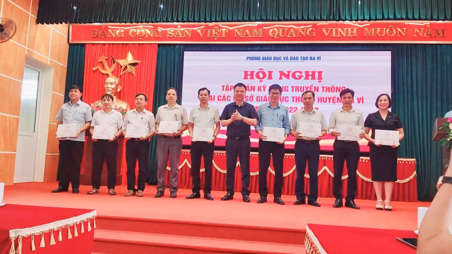 Nhà báo Triệu Ngọc Lâm (thứ 5 từ phải sang) - Tổng Biên tập Báo Giáo dục & Thời đại trao giấy chứng nhận hoàn thành khóa tập huấn cho các học viên.