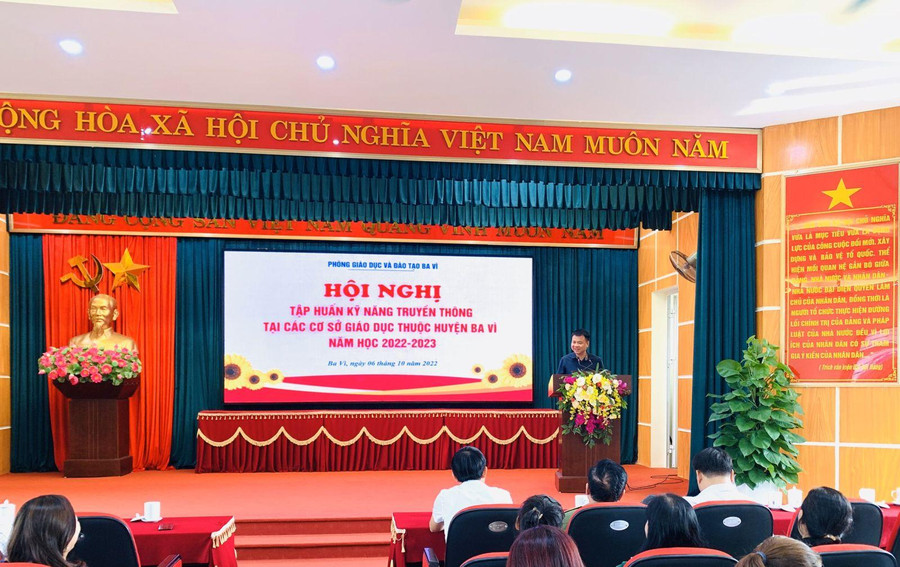 Nhà báo Triệu Ngọc Lâm - Tổng Biên tập Báo Giáo dục & Thời đại chia sẻ tại buổi tập huấn. Nhà báo Triệu Ngọc Lâm - Tổng Biên tập Báo Giáo dục & Thời đại chia sẻ tại buổi tập huấn.