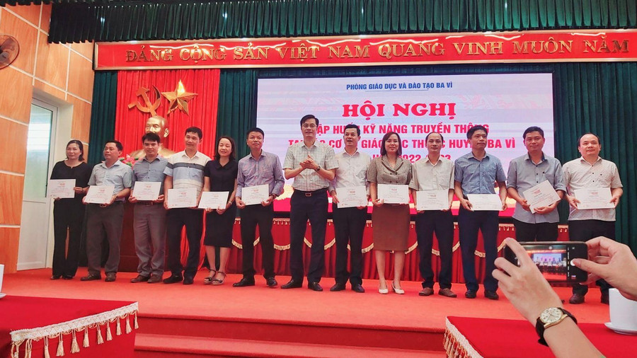 Ông Phùng Ngọc Oanh - Trưởng Phòng GD&ĐT huyện Ba Vì trao giấy chứng nhận hoàn thành khóa tập huấn cho các học viên. Ông Phùng Ngọc Oanh - Trưởng Phòng GD&ĐT huyện Ba Vì trao giấy chứng nhận hoàn thành khóa tập huấn cho các học viên.