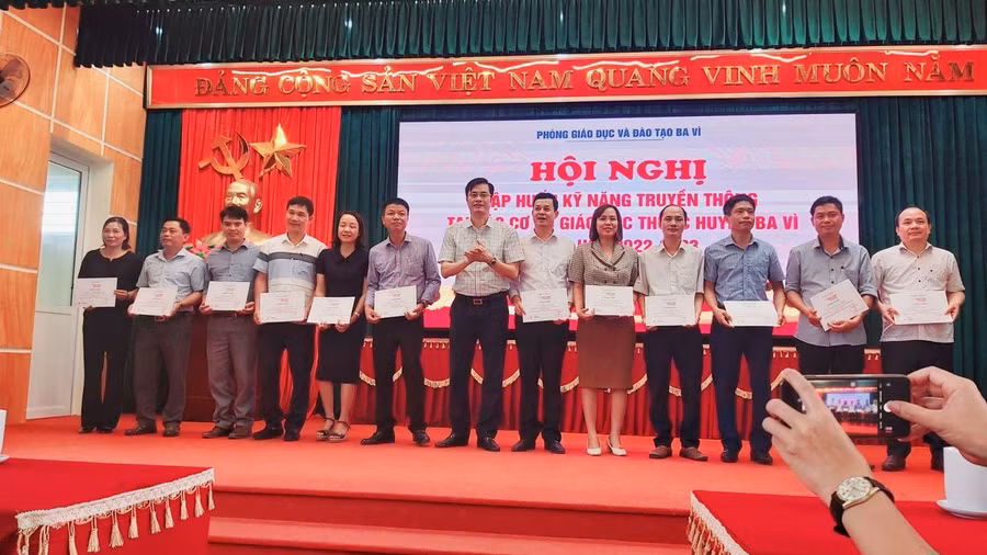 Ông Phùng Ngọc Oanh - Trưởng Phòng GD&ĐT huyện Ba Vì trao giấy chứng nhận hoàn thành khóa tập huấn cho các học viên. Ông Phùng Ngọc Oanh - Trưởng Phòng GD&ĐT huyện Ba Vì trao giấy chứng nhận hoàn thành khóa tập huấn cho các học viên.