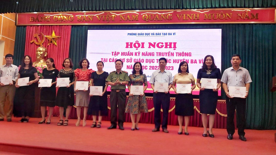 Nhà báo, Thiếu tướng Nguyễn Hồng Thái trao giấy chứng nhận hoàn thành khóa tập huấn cho các học viên. Nhà báo, Thiếu tướng Nguyễn Hồng Thái trao giấy chứng nhận hoàn thành khóa tập huấn cho các học viên.