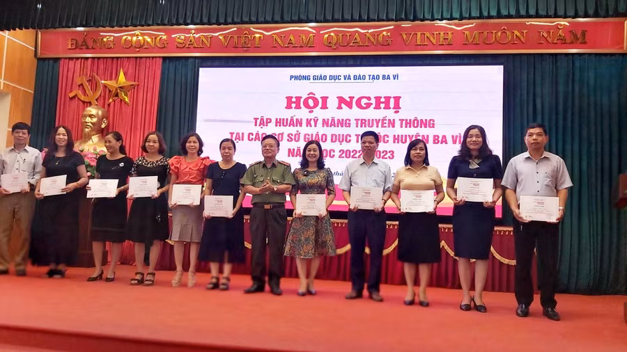 Nhà báo, Thiếu tướng Nguyễn Hồng Thái trao giấy chứng nhận hoàn thành khóa tập huấn cho các học viên. Nhà báo, Thiếu tướng Nguyễn Hồng Thái trao giấy chứng nhận hoàn thành khóa tập huấn cho các học viên.