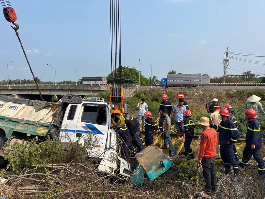 Cảnh sát cắt cabin đưa tài xế ra ngoài.