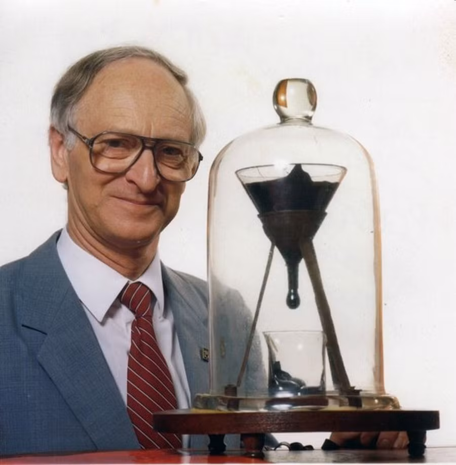 GS John Mainstone bên hệ thống thí nghiệm Pitch Drop năm 1990.