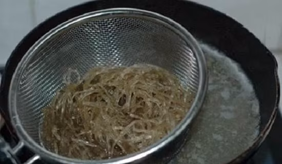 Tối nay ăn gì: Cách làm miến gà trộn chua cay - món ngon cho cô nàng giảm cân ảnh 1