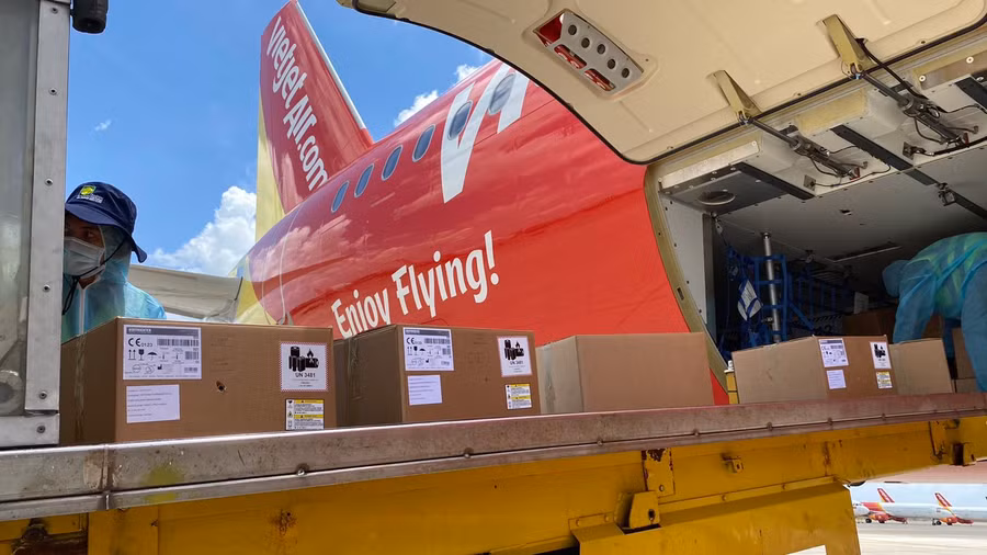 Chuyến bay Vietjet chở 200 máy thở cao cấp, hiện đại từ Đức đã hạ cánh ảnh 2